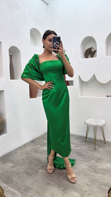 Grünes, trägerloses Abendkleid mit Cape-Ärmeln und Steindetail