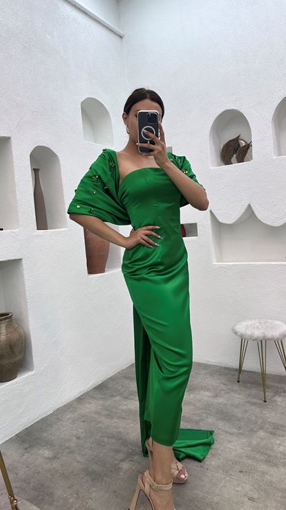 فستان سهرة أخضر بدون حمالات بأكمام واسعة مزين بأحجار كريمة