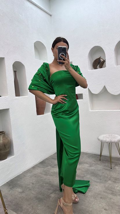 فستان سهرة أخضر بدون حمالات بأكمام واسعة مزين بأحجار كريمة