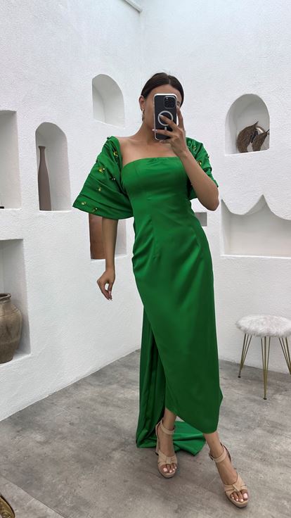 فستان سهرة أخضر بدون حمالات بأكمام واسعة مزين بأحجار كريمة
