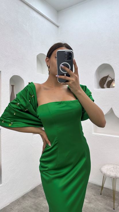 فستان سهرة أخضر بدون حمالات بأكمام واسعة مزين بأحجار كريمة