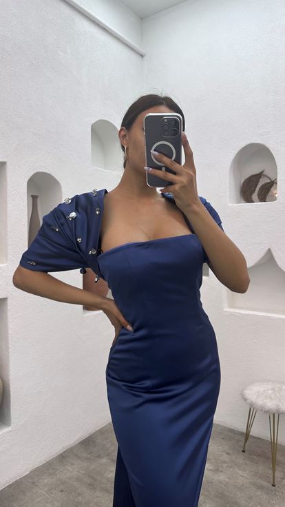 فستان سهرة أزرق نيلي بدون حمالات بأكمام كاب مزين بأحجار كريمة