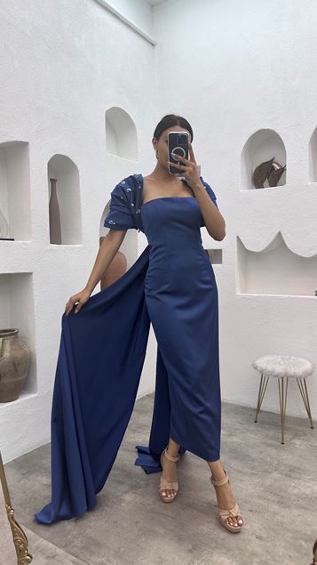 Indigoblaues  trägerloses Abendkleid mit Cape Ärmeln und Strassverzierungen