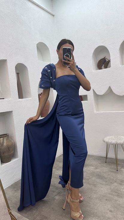 فستان سهرة أزرق نيلي بدون حمالات بأكمام كاب مزين بأحجار كريمة