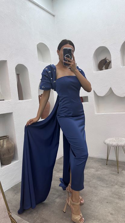 فستان سهرة أزرق نيلي بدون حمالات بأكمام كاب مزين بأحجار كريمة