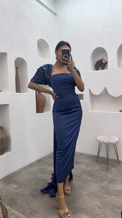 فستان سهرة أزرق نيلي بدون حمالات بأكمام كاب مزين بأحجار كريمة