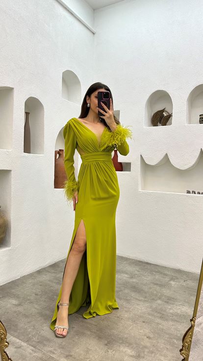 Sarı Kolları Tüy Detay Piliseli Abiye Elbise