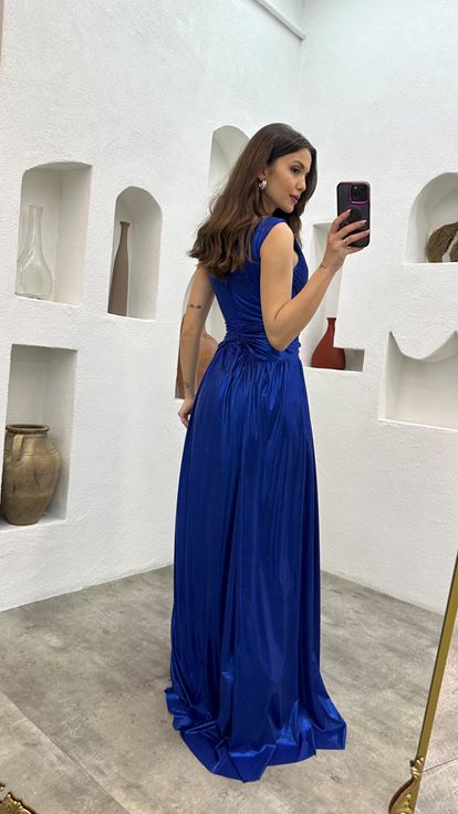 Saks Abendkleid mit Falten in der Taille