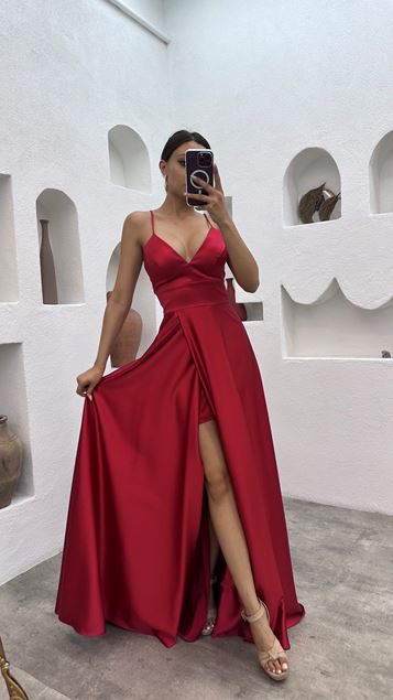 Vestido de noche con abertura con cuello de corazón con correa de cuerda roja