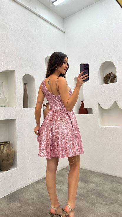 فستان قصير بلون وردي فاتح بكم واحد مزين بسلسلة ترتر