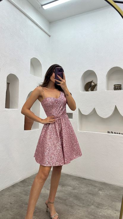 فستان قصير بلون وردي فاتح بكم واحد مزين بسلسلة ترتر