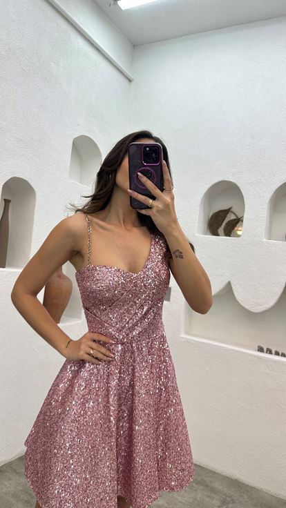 فستان قصير بلون وردي فاتح بكم واحد مزين بسلسلة ترتر