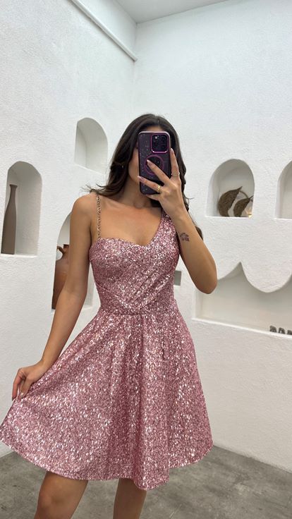 فستان قصير بلون وردي فاتح بكم واحد مزين بسلسلة ترتر