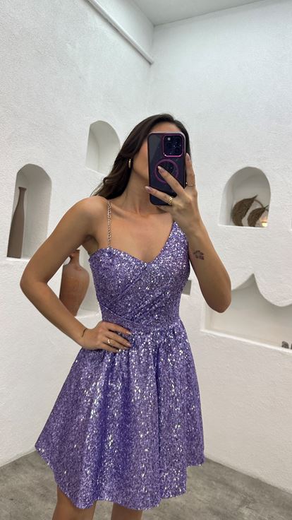 فستان قصير بلون أرجواني فاتح بكم واحد مزين بسلسلة ترتر