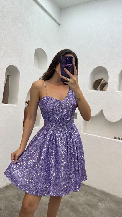 فستان قصير بلون أرجواني فاتح بكم واحد مزين بسلسلة ترتر