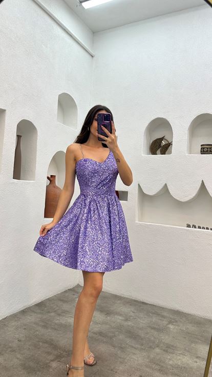 فستان قصير بلون أرجواني فاتح بكم واحد مزين بسلسلة ترتر