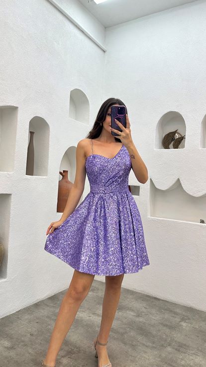 فستان قصير بلون أرجواني فاتح بكم واحد مزين بسلسلة ترتر