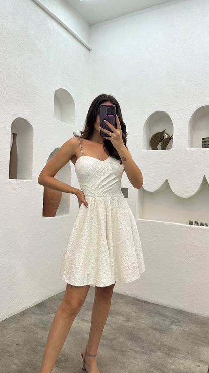 فستان قصير أبيض بأكمام واحدة مزين بالترتر والسلسلة