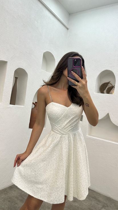 فستان قصير أبيض بأكمام واحدة مزين بالترتر والسلسلة