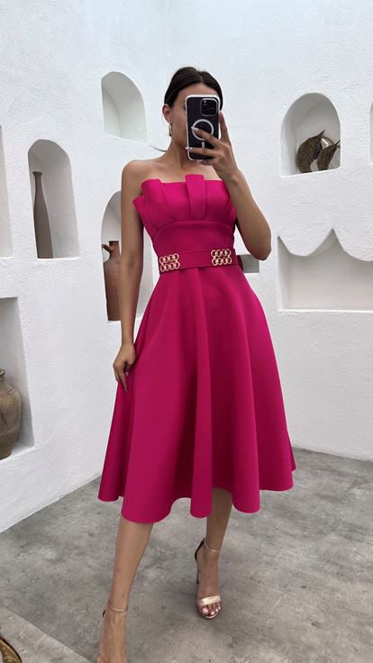 Robe midi fuchsia sans bretelles avec buste plissé et ceinture