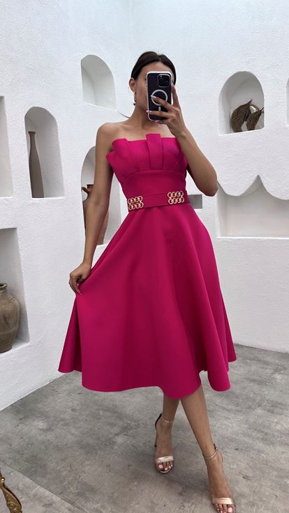 Robe midi fuchsia sans bretelles avec buste plissé et ceinture