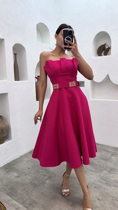 Robe midi fuchsia sans bretelles avec buste plissé et ceinture