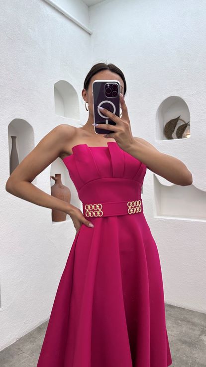 Robe midi fuchsia sans bretelles avec buste plissé et ceinture