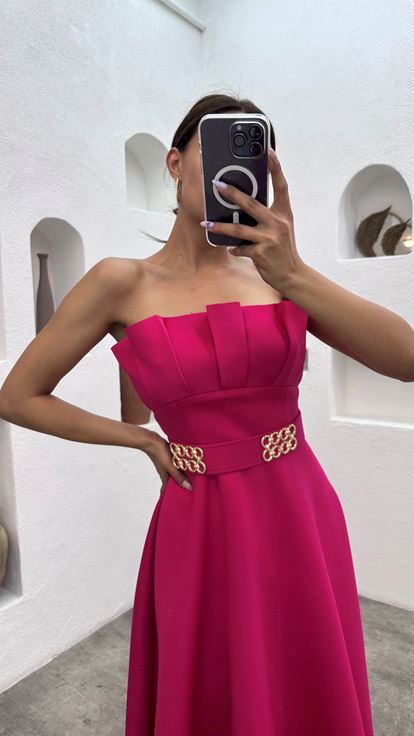 Robe midi fuchsia sans bretelles avec buste plissé et ceinture