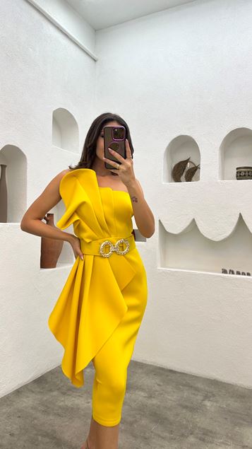 Vestido de noche amarillo con cinturón de un hombro