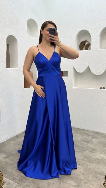 Abendkleid aus Satin mit Sax-Faden-Trägern in Übergröße