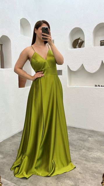 Gelbes Abendkleid aus Satin mit Kordelträgern in Übergröße