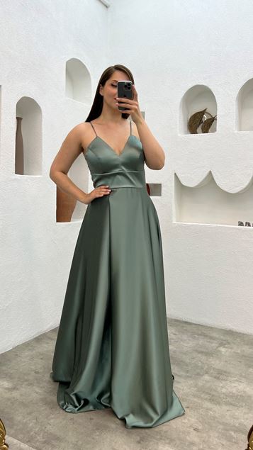 Vestido de noche de talla grande de satén verde menta con correas de cuerda