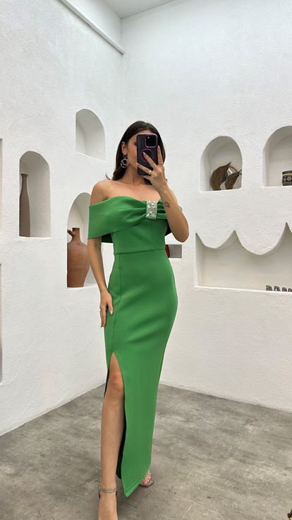 Vestido lápiz bordado con piedra en el pecho verde