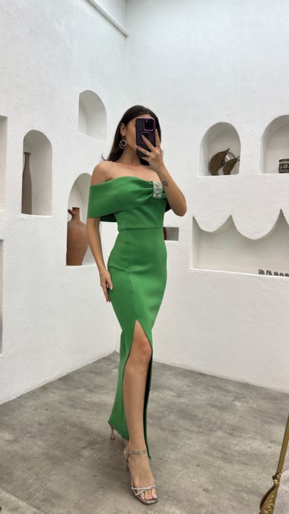 Vestido lápiz bordado con piedra en el pecho verde