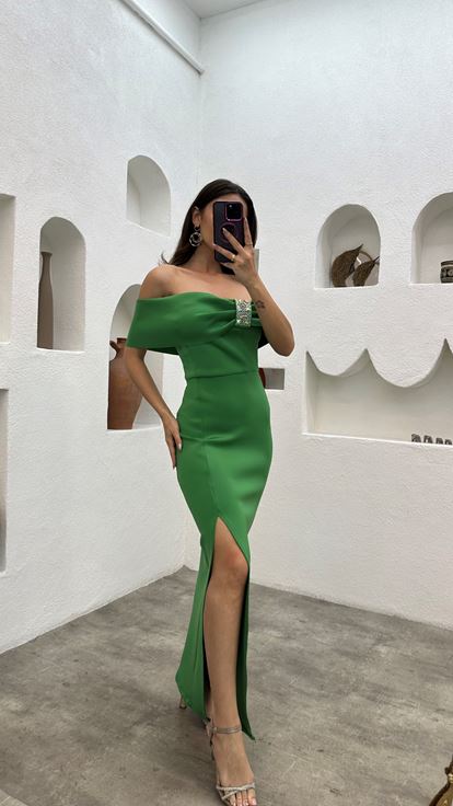 Vestido lápiz bordado con piedra en el pecho verde