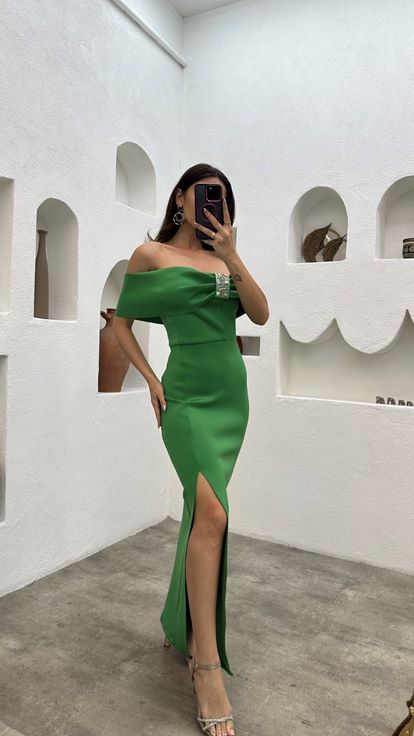 Vestido lápiz bordado con piedra en el pecho verde