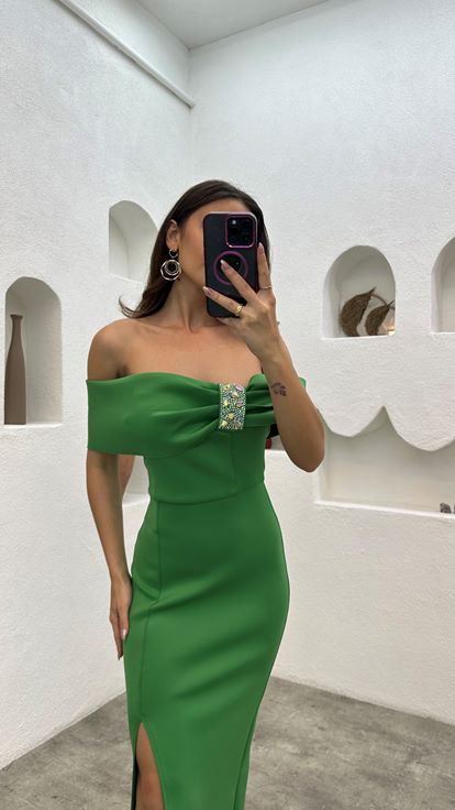 Vestido lápiz bordado con piedra en el pecho verde