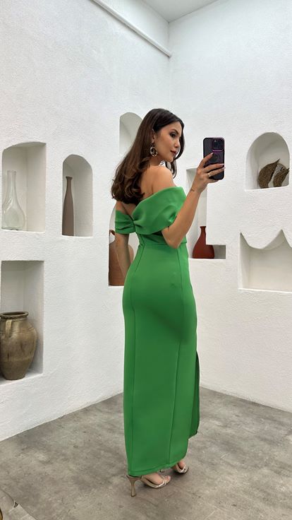 Vestido lápiz bordado con piedra en el pecho verde