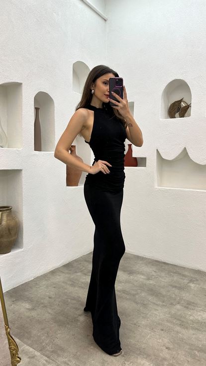 Siyah Boyun Detay Yırtmaçlı Elbise