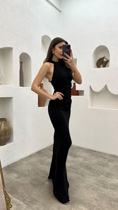 Siyah Boyun Detay Yırtmaçlı Elbise