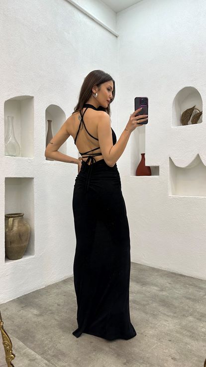 Siyah Boyun Detay Yırtmaçlı Elbise