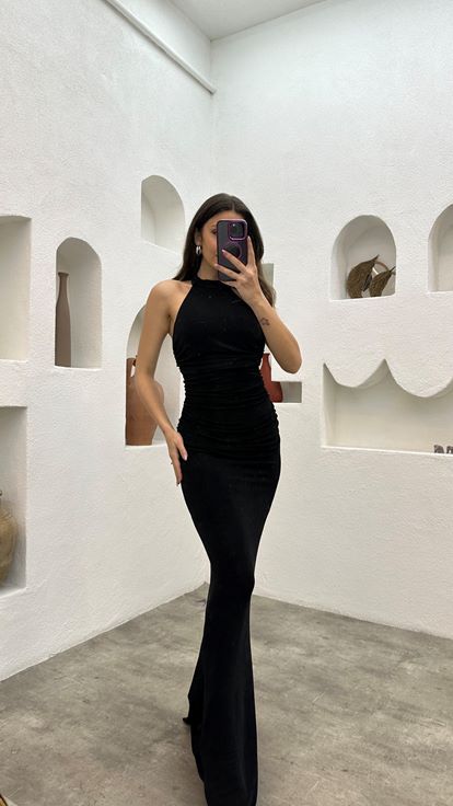 Siyah Boyun Detay Yırtmaçlı Elbise