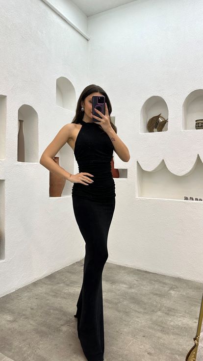 Siyah Boyun Detay Yırtmaçlı Elbise