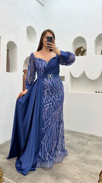 Indigoblaues, besticktes Abendkleid in Übergröße mit Gürtel