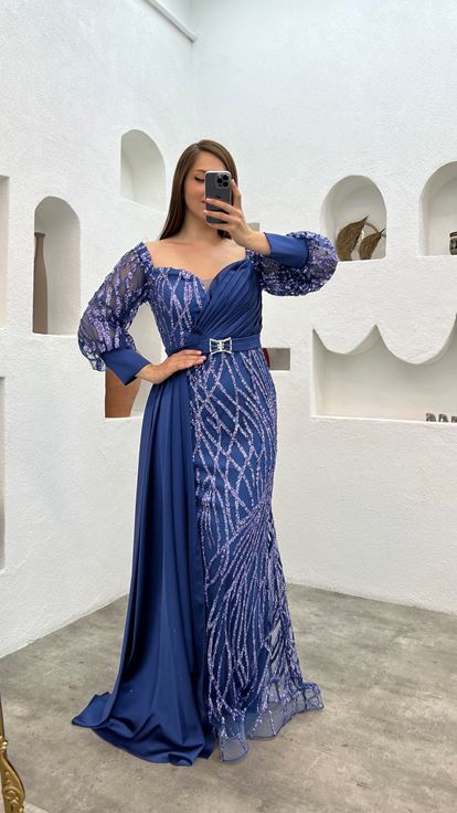 فستان سهرة مطرز بحزام من اللون النيلي، مقاسات كبيرة