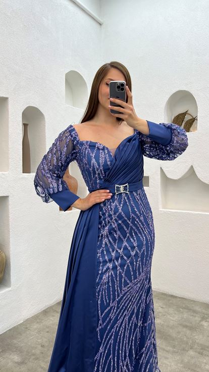 فستان سهرة مطرز بحزام من اللون النيلي، مقاسات كبيرة