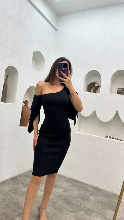 Siyah Tek Omuz Kat Kat Kalem Elbise