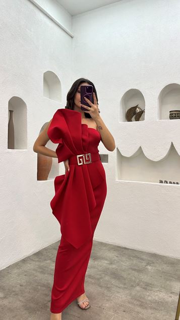 فستان أحمر بكتف واحد وحزام