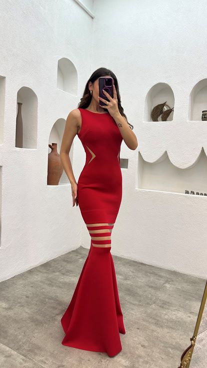 Vestido rojo transparente con detalles