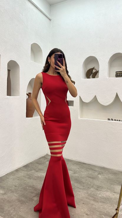 Vestido rojo transparente con detalles